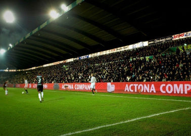 P12 P16 LED Outdoor Tampilan iklan tahan air untuk stadion olahraga perimeter spanduk
